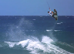 Luis Alberto Cruz showing us a double handle pass with a surf board – A MUST SEE!!